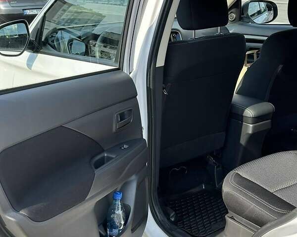 Белый Мицубиси Аутлендер, объемом двигателя 2 л и пробегом 19 тыс. км за 18500 $, фото 43 на Automoto.ua