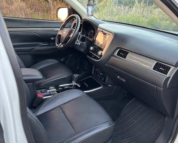 Белый Мицубиси Аутлендер, объемом двигателя 3 л и пробегом 177 тыс. км за 19200 $, фото 10 на Automoto.ua