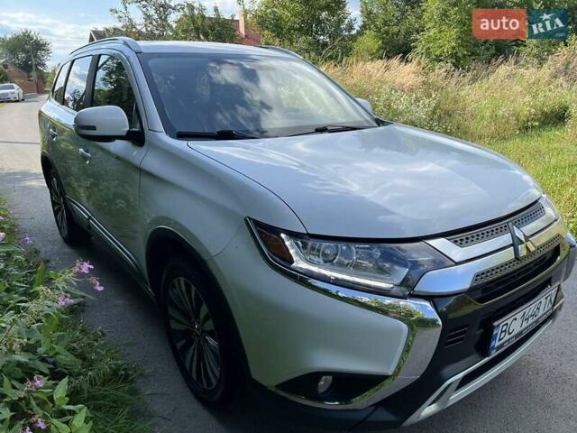 Белый Мицубиси Аутлендер, объемом двигателя 2.36 л и пробегом 160 тыс. км за 17400 $, фото 2 на Automoto.ua