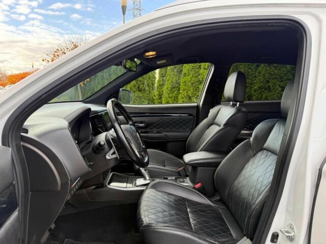 Білий Міцубісі Аутлендер, об'ємом двигуна 2 л та пробігом 31 тис. км за 13000 $, фото 7 на Automoto.ua