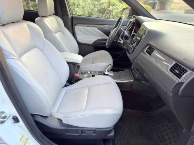 Білий Міцубісі Аутлендер, об'ємом двигуна 2 л та пробігом 34 тис. км за 17000 $, фото 8 на Automoto.ua