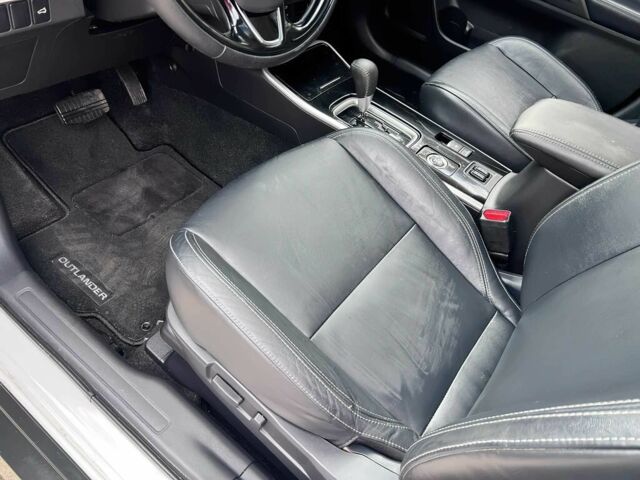 Белый Мицубиси Аутлендер, объемом двигателя 3 л и пробегом 46 тыс. км за 10900 $, фото 10 на Automoto.ua