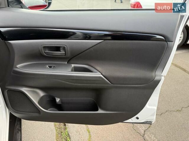 Білий Міцубісі Аутлендер, об'ємом двигуна 2 л та пробігом 19 тис. км за 17700 $, фото 17 на Automoto.ua