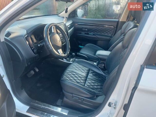 Белый Мицубиси Аутлендер, объемом двигателя 2 л и пробегом 108 тыс. км за 19000 $, фото 6 на Automoto.ua