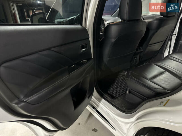 Белый Мицубиси Аутлендер, объемом двигателя 2 л и пробегом 70 тыс. км за 24300 $, фото 45 на Automoto.ua