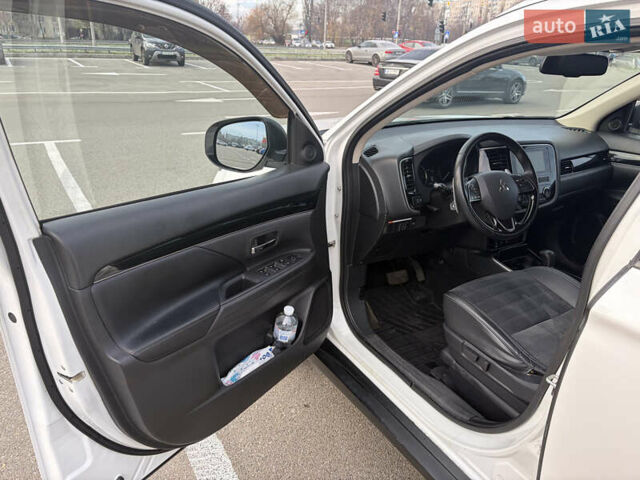 Білий Міцубісі Аутлендер, об'ємом двигуна 2.36 л та пробігом 168 тис. км за 19500 $, фото 8 на Automoto.ua