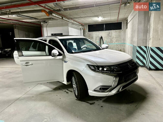 Белый Мицубиси Аутлендер, объемом двигателя 2 л и пробегом 70 тыс. км за 24300 $, фото 5 на Automoto.ua