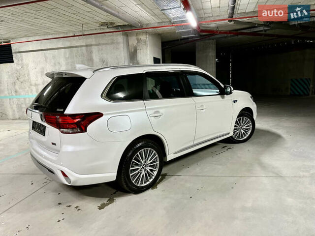 Белый Мицубиси Аутлендер, объемом двигателя 2 л и пробегом 70 тыс. км за 24300 $, фото 28 на Automoto.ua