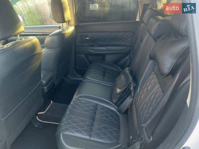 Белый Мицубиси Аутлендер, объемом двигателя 2 л и пробегом 108 тыс. км за 19000 $, фото 5 на Automoto.ua