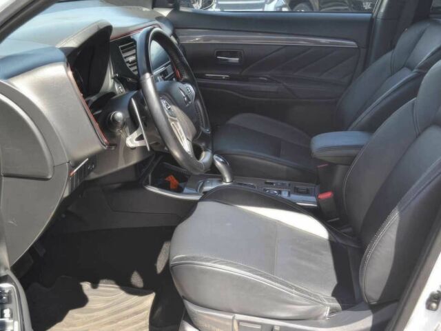 Мицубиси Аутлендер 2019 в Ровно на Automoto.ua Белый Мицубиси Аутлендер, объемом двигателя 2 л и пробегом 37 тыс. км за 6000 $, фото 5 на Automoto.ua