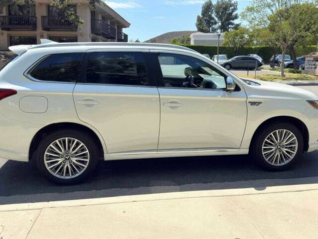 Білий Міцубісі Аутлендер, об'ємом двигуна 2 л та пробігом 34 тис. км за 17000 $, фото 2 на Automoto.ua