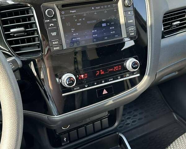 Белый Мицубиси Аутлендер, объемом двигателя 2 л и пробегом 19 тыс. км за 18500 $, фото 27 на Automoto.ua