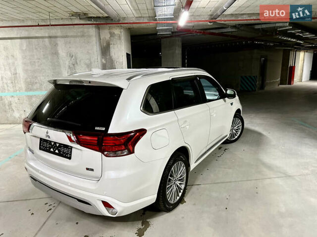 Белый Мицубиси Аутлендер, объемом двигателя 2 л и пробегом 70 тыс. км за 24300 $, фото 29 на Automoto.ua