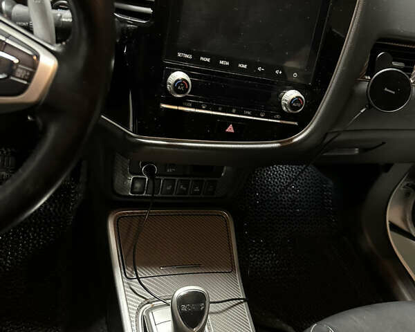 Белый Мицубиси Аутлендер, объемом двигателя 2 л и пробегом 70 тыс. км за 24300 $, фото 49 на Automoto.ua