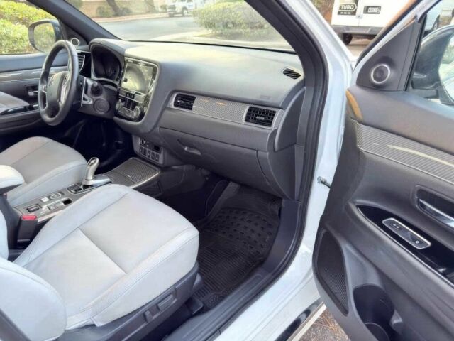 Белый Мицубиси Аутлендер, объемом двигателя 2.5 л и пробегом 49 тыс. км за 5000 $, фото 7 на Automoto.ua