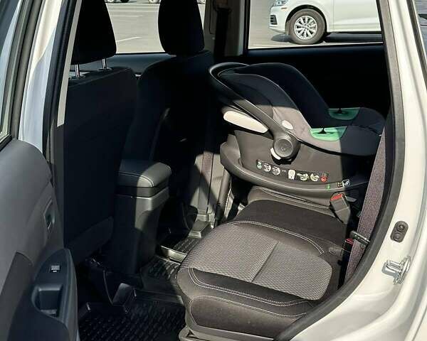 Белый Мицубиси Аутлендер, объемом двигателя 2 л и пробегом 19 тыс. км за 18500 $, фото 3 на Automoto.ua