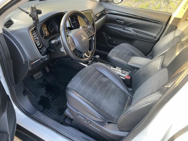 Білий Міцубісі Аутлендер, об'ємом двигуна 2.4 л та пробігом 147 тис. км за 21000 $, фото 7 на Automoto.ua