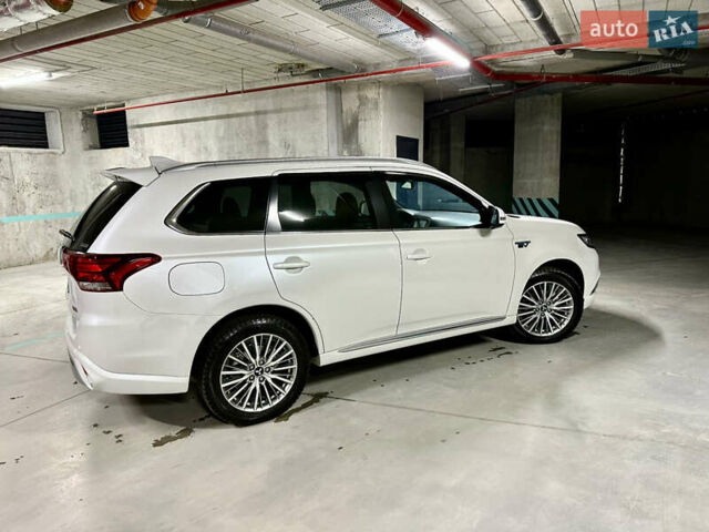 Белый Мицубиси Аутлендер, объемом двигателя 2 л и пробегом 70 тыс. км за 24300 $, фото 27 на Automoto.ua