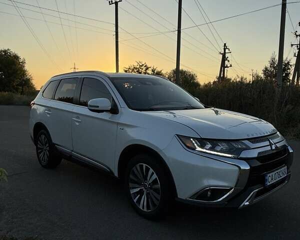 Белый Мицубиси Аутлендер, объемом двигателя 3 л и пробегом 177 тыс. км за 19200 $, фото 2 на Automoto.ua