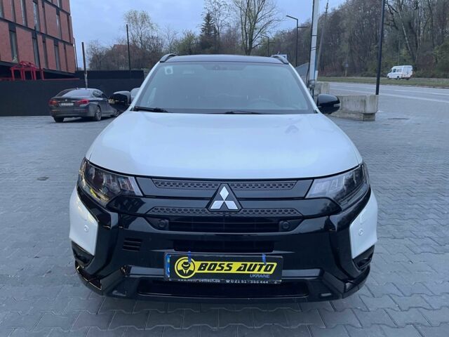 Белый Мицубиси Аутлендер, объемом двигателя 2.4 л и пробегом 53 тыс. км за 32900 $, фото 1 на Automoto.ua