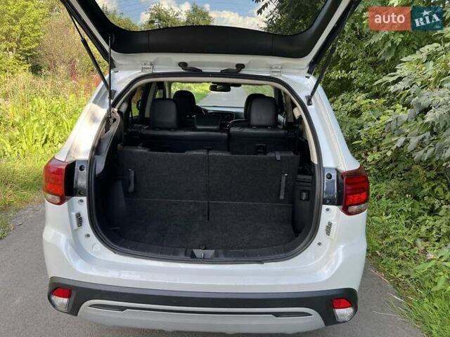 Белый Мицубиси Аутлендер, объемом двигателя 2.36 л и пробегом 160 тыс. км за 17400 $, фото 10 на Automoto.ua