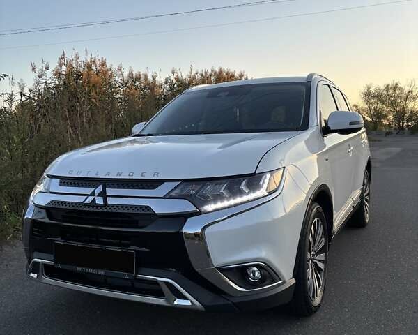 Белый Мицубиси Аутлендер, объемом двигателя 3 л и пробегом 177 тыс. км за 19200 $, фото 3 на Automoto.ua