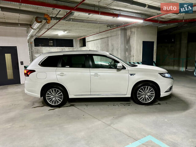 Белый Мицубиси Аутлендер, объемом двигателя 2 л и пробегом 70 тыс. км за 24300 $, фото 24 на Automoto.ua