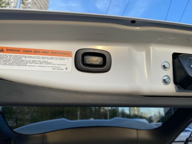 Білий Міцубісі Аутлендер, об'ємом двигуна 2.4 л та пробігом 147 тис. км за 21000 $, фото 5 на Automoto.ua