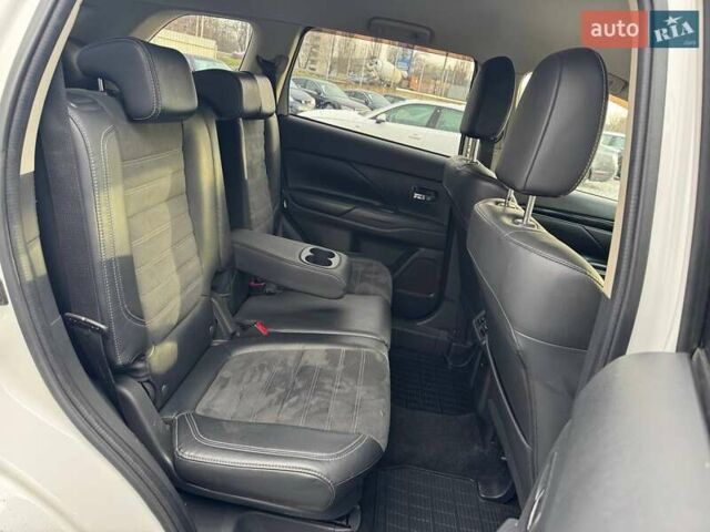 Белый Мицубиси Аутлендер, объемом двигателя 2.36 л и пробегом 169 тыс. км за 20490 $, фото 10 на Automoto.ua