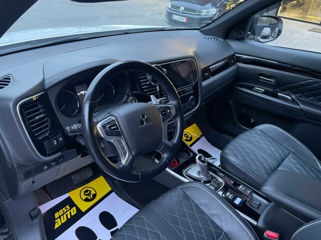 Белый Мицубиси Аутлендер, объемом двигателя 2.4 л и пробегом 53 тыс. км за 32900 $, фото 7 на Automoto.ua