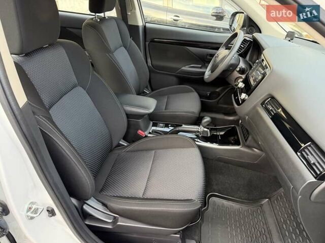 Білий Міцубісі Аутлендер, об'ємом двигуна 2 л та пробігом 19 тис. км за 17700 $, фото 19 на Automoto.ua