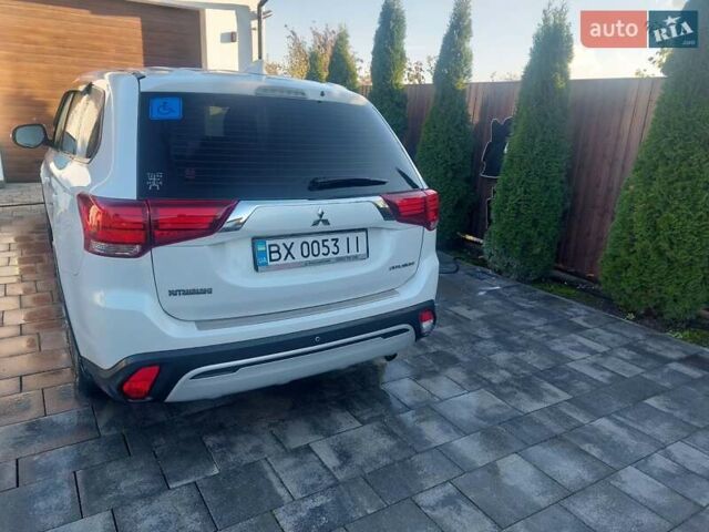 Белый Мицубиси Аутлендер, объемом двигателя 2 л и пробегом 108 тыс. км за 19000 $, фото 3 на Automoto.ua