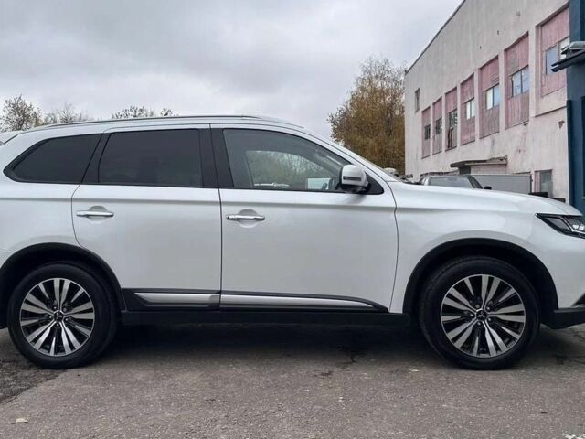 Белый Мицубиси Аутлендер, объемом двигателя 2.4 л и пробегом 96 тыс. км за 10800 $, фото 2 на Automoto.ua