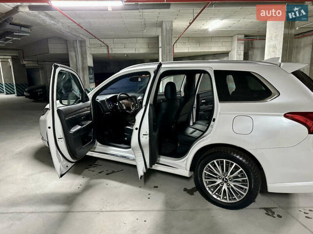 Белый Мицубиси Аутлендер, объемом двигателя 2 л и пробегом 70 тыс. км за 24300 $, фото 52 на Automoto.ua