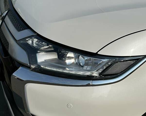 Белый Мицубиси Аутлендер, объемом двигателя 2 л и пробегом 19 тыс. км за 18500 $, фото 22 на Automoto.ua