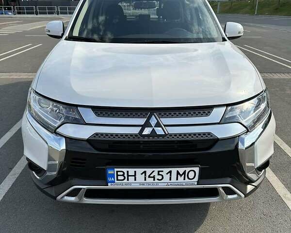 Белый Мицубиси Аутлендер, объемом двигателя 2 л и пробегом 19 тыс. км за 18500 $, фото 6 на Automoto.ua