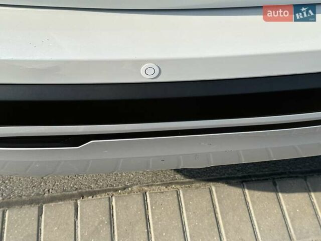 Белый Мицубиси Аутлендер, объемом двигателя 2 л и пробегом 19 тыс. км за 18500 $, фото 36 на Automoto.ua