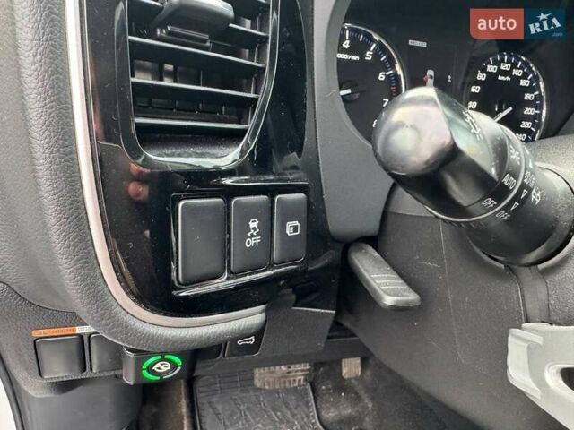 Белый Мицубиси Аутлендер, объемом двигателя 2.36 л и пробегом 169 тыс. км за 20490 $, фото 18 на Automoto.ua