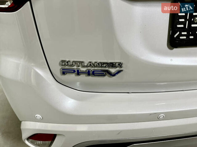 Белый Мицубиси Аутлендер, объемом двигателя 2 л и пробегом 70 тыс. км за 24300 $, фото 41 на Automoto.ua