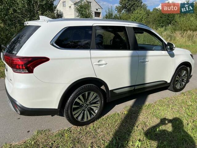 Белый Мицубиси Аутлендер, объемом двигателя 2.36 л и пробегом 160 тыс. км за 17400 $, фото 4 на Automoto.ua