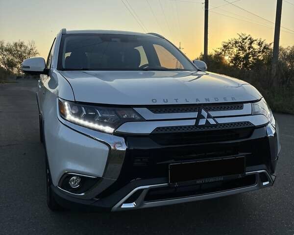 Белый Мицубиси Аутлендер, объемом двигателя 3 л и пробегом 177 тыс. км за 19200 $, фото 4 на Automoto.ua