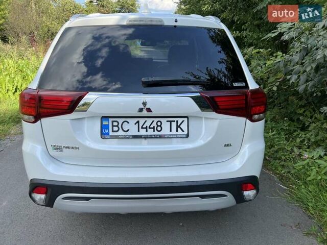 Белый Мицубиси Аутлендер, объемом двигателя 2.36 л и пробегом 160 тыс. км за 17400 $, фото 9 на Automoto.ua