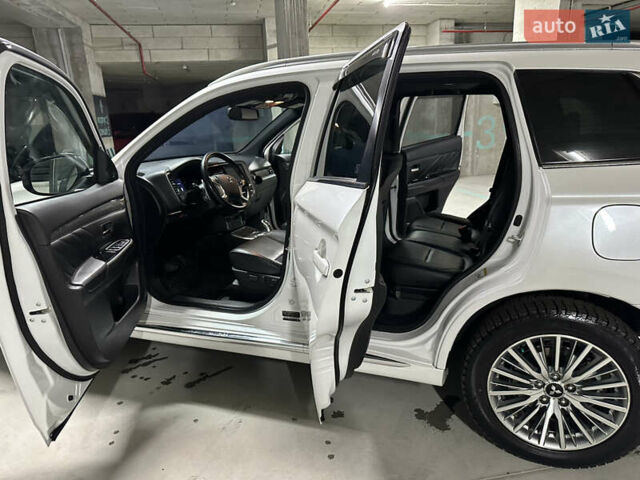 Белый Мицубиси Аутлендер, объемом двигателя 2 л и пробегом 70 тыс. км за 24300 $, фото 53 на Automoto.ua