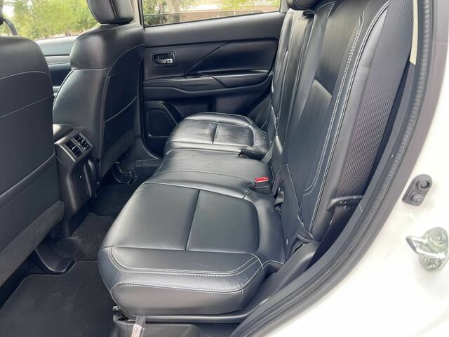 Белый Мицубиси Аутлендер, объемом двигателя 3 л и пробегом 39 тыс. км за 6700 $, фото 13 на Automoto.ua