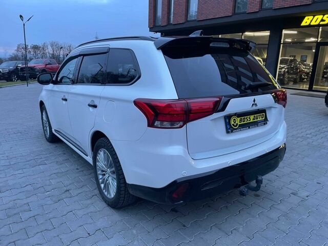 Белый Мицубиси Аутлендер, объемом двигателя 2.4 л и пробегом 53 тыс. км за 32900 $, фото 3 на Automoto.ua