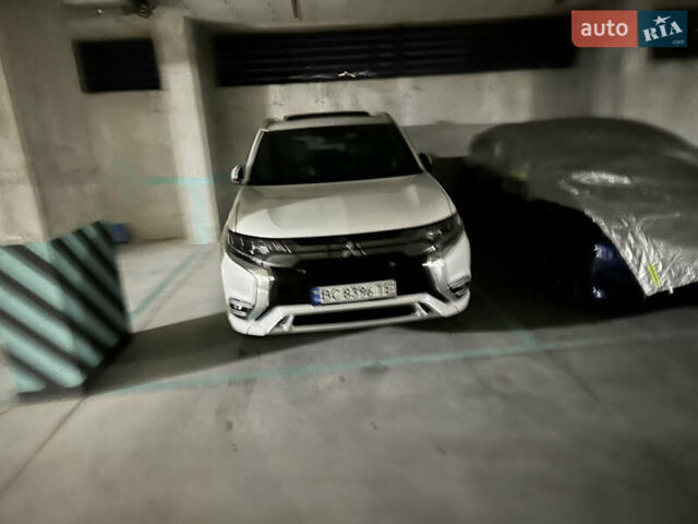 Белый Мицубиси Аутлендер, объемом двигателя 2 л и пробегом 70 тыс. км за 24300 $, фото 58 на Automoto.ua
