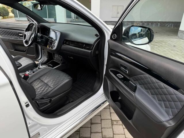 Білий Міцубісі Аутлендер, об'ємом двигуна 2 л та пробігом 31 тис. км за 13000 $, фото 8 на Automoto.ua