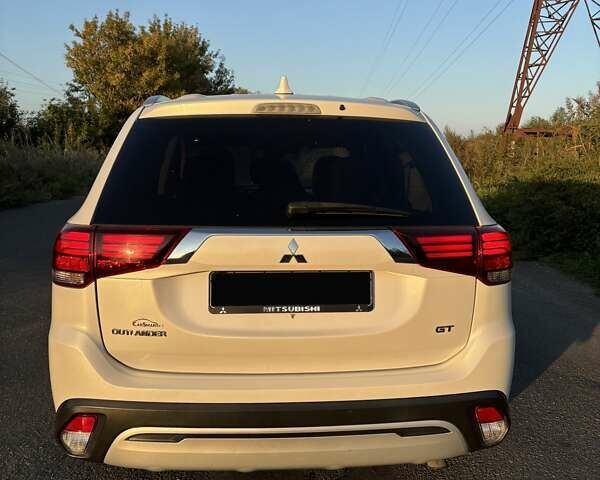 Белый Мицубиси Аутлендер, объемом двигателя 3 л и пробегом 177 тыс. км за 19200 $, фото 6 на Automoto.ua