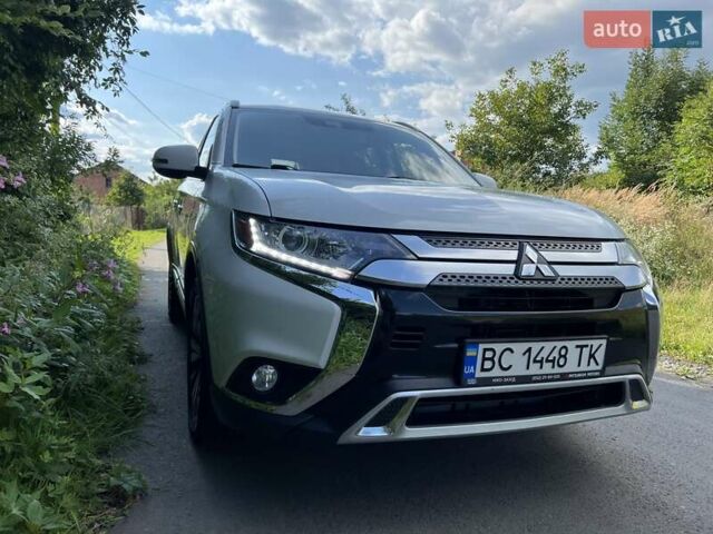 Белый Мицубиси Аутлендер, объемом двигателя 2.36 л и пробегом 160 тыс. км за 17400 $, фото 3 на Automoto.ua
