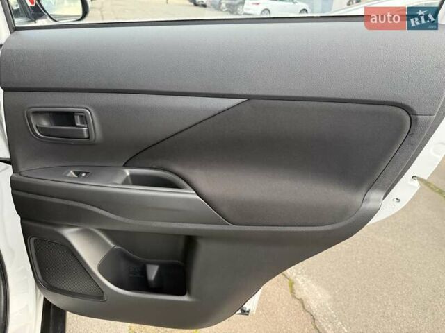 Білий Міцубісі Аутлендер, об'ємом двигуна 2 л та пробігом 19 тис. км за 17700 $, фото 15 на Automoto.ua